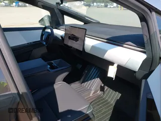 2024 Tesla Cybertruck Cyberbeast z VIN 7G2CEHEE1RA036094, wystawiony jako IAAI lot #42047976 z przebiegiem 13 mil mil oraz . Historia ofert i sprzedaży dostępna na DreamBid. Obrazek 5.
