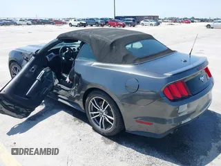 2016 Ford Mustang EcoBoost Premium z VIN 1FATP8UHXG5299412, wystawiony jako IAAI lot #42202822 z przebiegiem 121 693 mil mil oraz . Historia ofert i sprzedaży dostępna na DreamBid. Obrazek 3.