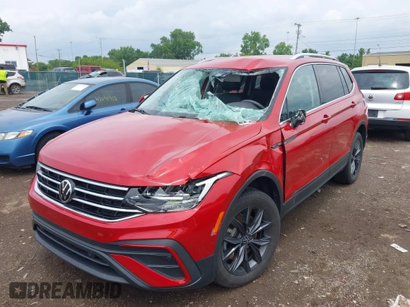 2022 Volkswagen Tiguan SE z VIN 3VV2B7AX0NM020942, wystawiony jako IAAI lot #42475302 z przebiegiem 26 353 mil mil oraz . Historia ofert i sprzedaży dostępna na DreamBid. Obrazek 6.