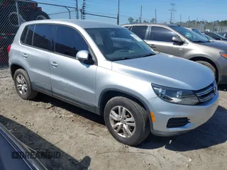 2013 Volkswagen Tiguan SE z VIN WVGBV3AXXDW581299, wystawiony jako IAAI lot #42012667 z przebiegiem 121 458 mil mil oraz . Historia ofert i sprzedaży dostępna na DreamBid. Obrazek 1.