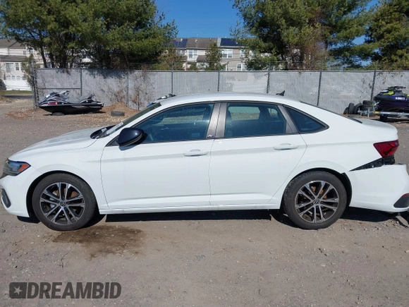 2023 Volkswagen Jetta Sport z VIN 3VWBM7BU2PM034287, wystawiony jako IAAI lot #41742935 z przebiegiem 32 818 mil mil oraz . Historia ofert i sprzedaży dostępna na DreamBid. Obrazek 14.