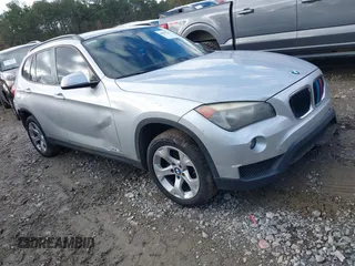2013 BMW X1 28i z VIN WBAVM1C59DVW45484, wystawiony jako IAAI lot #40867240 z przebiegiem 115 520 mil mil oraz . Historia ofert i sprzedaży dostępna na DreamBid. Obrazek 1.