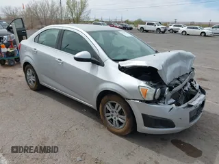 2014 Chevrolet Sonic LT z VIN 1G1JC5SH5E4203938, wystawiony jako IAAI lot #41808511 z przebiegiem 125 423 mil mil oraz . Historia ofert i sprzedaży dostępna na DreamBid. Obrazek 1.