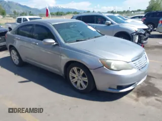 2013 Chrysler 200 LX z VIN 1C3CCBAB8DN762392, wystawiony jako IAAI lot #42351706 z przebiegiem 169 142 mil mil oraz . Historia ofert i sprzedaży dostępna na DreamBid. Obrazek 1.