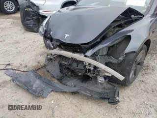 2022 Tesla Model 3 Long Range z VIN 5YJ3E1EB8NF315359, wystawiony jako IAAI lot #42035599 z przebiegiem 54 974 mil mil oraz . Historia ofert i sprzedaży dostępna na DreamBid. Obrazek 20.