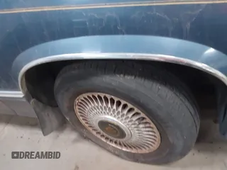 1990 Cadillac DeVille z VIN 1G6CD5331L4293427, wystawiony jako IAAI lot #41764635 z przebiegiem 198 499 mil mil oraz . Historia ofert i sprzedaży dostępna na DreamBid. Obrazek 14.