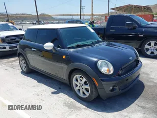 2008 MINI Hardtop z VIN WMWMF33528TT64971, wystawiony jako IAAI lot #42374839 z przebiegiem 119 385 mil mil oraz . Historia ofert i sprzedaży dostępna na DreamBid. Obrazek 1.