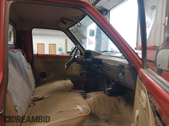 1983 Toyota Pickup z VIN JT4RN44R8D1137485, wystawiony jako IAAI lot #41741970 z przebiegiem 328 446 mil mil oraz . Historia ofert i sprzedaży dostępna na DreamBid. Obrazek 5.