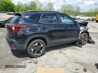2025 Kia Seltos S z VIN KNDEUCAA0S7749636, wystawiony jako Copart lot #55613685 z przebiegiem 2 597 mil mil oraz Szkoda całkowita • Salvage title. Historia ofert i sprzedaży dostępna na DreamBid. Obrazek 3.