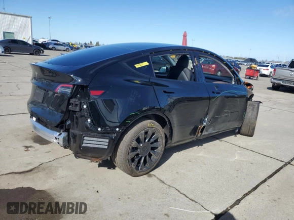 2025 Tesla Model Y Long Range with VIN 7SAYGDEDXSF239628, listed as a Copart auction lot 45468295 with 6,068 mi miles and Salvage Title. Bid and sale history available at DreamBid. Image 3.