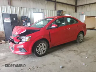 2020 Chevrolet Sonic LS z VIN 1G1JB5SB3L4102523, wystawiony jako Copart lot #56838485 z przebiegiem 98 345 mil mil oraz Szkoda całkowita • Salvage title. Historia ofert i sprzedaży dostępna na DreamBid. Obrazek 1.