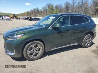 2025 BMW X1 xDrive28i z VIN WBX73EF04S5087145, wystawiony jako Copart lot #55381395 z przebiegiem 2551 mil mil oraz Szkody całkowita. Historia ofert i sprzedaży dostępna na DreamBid. Obrazek 1.