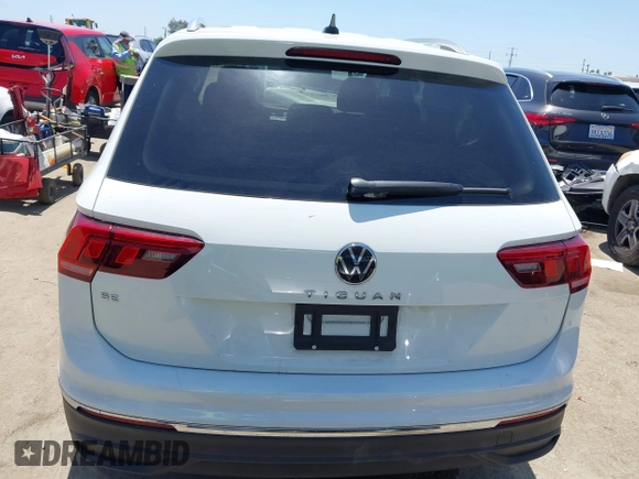 2024 Volkswagen Tiguan SE z VIN 3VVNB7AX4RM198923, wystawiony jako IAAI lot #42312597 z przebiegiem 6 827 mil mil oraz . Historia ofert i sprzedaży dostępna na DreamBid. Obrazek 16.