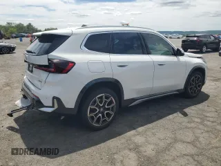 2023 BMW X1 xDrive28i z VIN WBX73EF02P5Y15293, wystawiony jako Copart lot #57629965 z przebiegiem 7 381 mil mil oraz Szkoda całkowita • Salvage title. Historia ofert i sprzedaży dostępna na DreamBid. Obrazek 3.