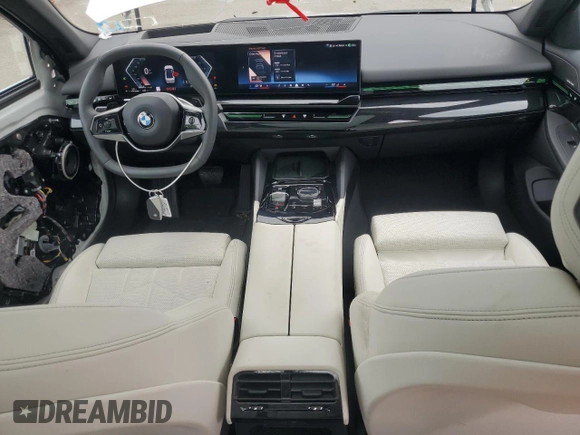 2024 BMW 5 Series 530i xDrive z VIN WBA53FJ05RCP95117, wystawiony jako Copart lot #56534135 z przebiegiem 14 831 mil mil oraz Szkoda całkowita • Salvage title. Historia ofert i sprzedaży dostępna na DreamBid. Obrazek 8.