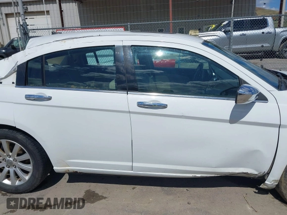 2014 Chrysler 200 Limited z VIN 1C3CCBCGXEN152570, wystawiony jako IAAI lot #41901310 z przebiegiem 135 752 mil mil oraz . Historia ofert i sprzedaży dostępna na DreamBid. Obrazek 19.