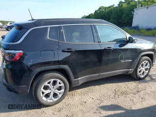 2024 Jeep Compass Latitude z VIN 3C4NJDBN9RT117417, wystawiony jako IAAI lot #42809682 z przebiegiem 34 407 mil mil oraz . Historia ofert i sprzedaży dostępna na DreamBid. Obrazek 14.