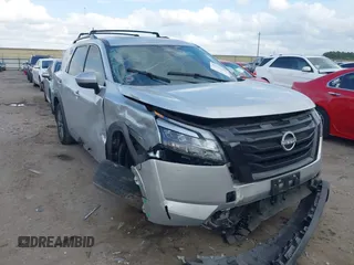 2024 Nissan Pathfinder SV z VIN 5N1DR3BB1RC254881, wystawiony jako IAAI lot #42138400 z przebiegiem 22 982 mil mil oraz . Historia ofert i sprzedaży dostępna na DreamBid. Obrazek 1.