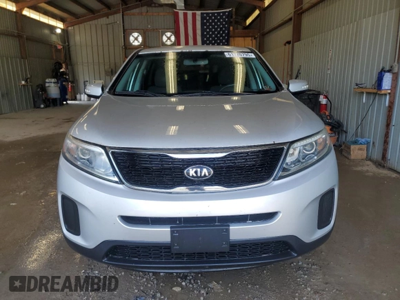 2014 Kia Sorento LX z VIN 5XYKTCA69EG511440, wystawiony jako Copart lot #61720795 z przebiegiem 117 861 mil mil oraz Czysty tytuł • Clean title. Historia ofert i sprzedaży dostępna na DreamBid. Obrazek 5.