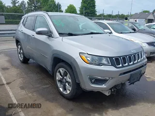 2021 Jeep Compass Limited z VIN 3C4NJCCB0MT573569, wystawiony jako IAAI lot #42301154 z przebiegiem 106 812 mil mil oraz . Historia ofert i sprzedaży dostępna na DreamBid. Obrazek 1.
