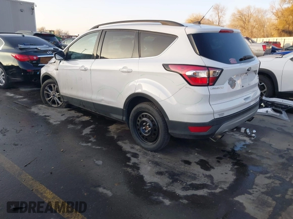 2018 Ford Escape SE z VIN 1FMCU9GD6JUC13023, wystawiony jako IAAI lot #41023197 z przebiegiem 105 489 mil mil oraz . Historia ofert i sprzedaży dostępna na DreamBid. Obrazek 3.