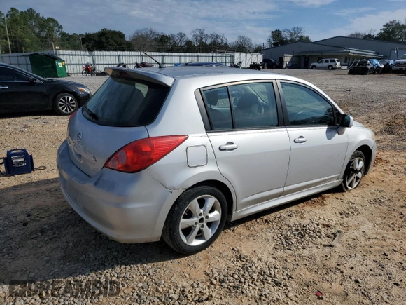 2011 Nissan Versa SL z VIN 3N1BC1CP8BL507316, wystawiony jako Copart lot #45740375 z przebiegiem 102 795 mil mil oraz Szkoda całkowita • Salvage title. Historia ofert i sprzedaży dostępna na DreamBid. Obrazek 3.