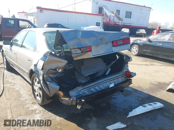 1998 Toyota Camry LE z VIN 4T1BF28K4WU051992, wystawiony jako IAAI lot #41426638 z przebiegiem 166 763 mil mil oraz . Historia ofert i sprzedaży dostępna na DreamBid. Obrazek 6.