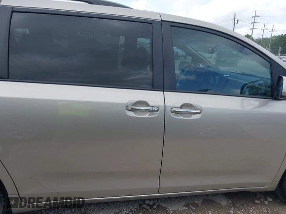 2016 Toyota Sienna XLE with VIN 5TDYK3DC0GS737600, listed as a IAAI auction lot 42027412 with 95,302 mi miles. Bid and sale history available at carsss.com. Image 14.