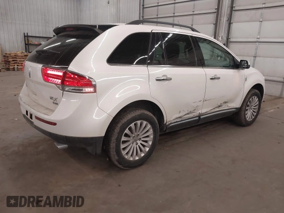 2014 Lincoln MKX z VIN 2LMDJ8JK7EBL18541, wystawiony jako IAAI lot #41684416 z przebiegiem 121 568 mil mil oraz . Historia ofert i sprzedaży dostępna na DreamBid. Obrazek 4.