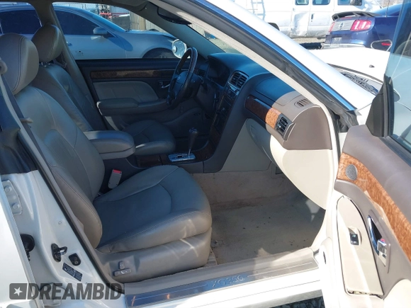 2005 Hyundai XG z VIN KMHFU45E85A386500, wystawiony jako IAAI lot #41658161 z przebiegiem 181 578 mil mil oraz . Historia ofert i sprzedaży dostępna na DreamBid. Obrazek 5.