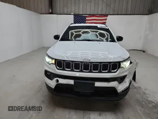 2024 Jeep Compass Latitude z VIN 3C4NJDBN3RT606699, wystawiony jako Copart lot #64117515 z przebiegiem 40 130 mil mil oraz Czysty tytuł • Clean title. Historia ofert i sprzedaży dostępna na DreamBid. Obrazek 5.