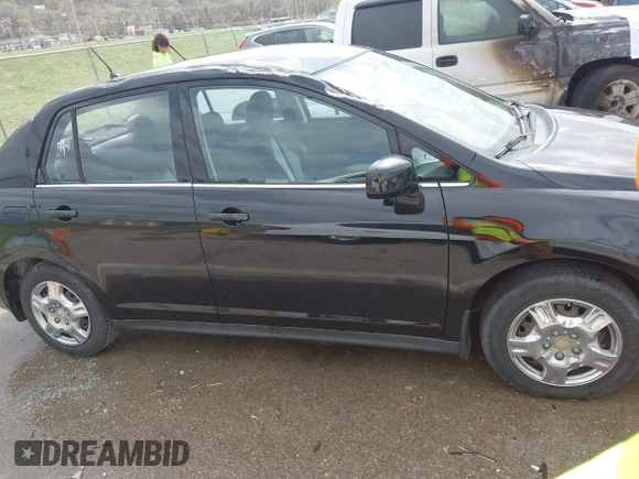 2008 Nissan Versa S z VIN 3N1BC11EX8L446772, wystawiony jako IAAI lot #41824455 z przebiegiem 145 793 mil mil oraz . Historia ofert i sprzedaży dostępna na DreamBid. Obrazek 14.