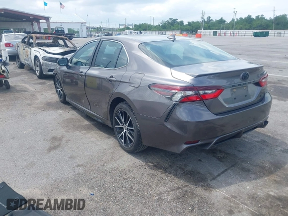 2022 Toyota Camry SE z VIN 4T1G11AK0NU057778, wystawiony jako IAAI lot #42094950 z przebiegiem 115 649 mil mil oraz . Historia ofert i sprzedaży dostępna na DreamBid. Obrazek 3.