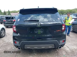 2025 Honda Passport TrailSport с VIN 5FNYF8H65SB006177, выставлен на аукционе IAAI как лот 42273695 с пробегом 1 989 миль миль и . История ставок и продаж доступна на DreamBid. Изображение 16.