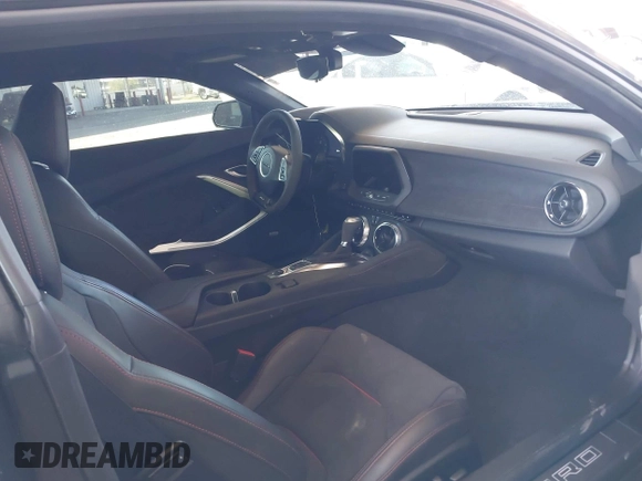 2023 Chevrolet Camaro ZL1 z VIN 1G1FK1R6XP0105522, wystawiony jako IAAI lot #42100363 z przebiegiem 8771 mil mil oraz . Historia ofert i sprzedaży dostępna na DreamBid. Obrazek 5.