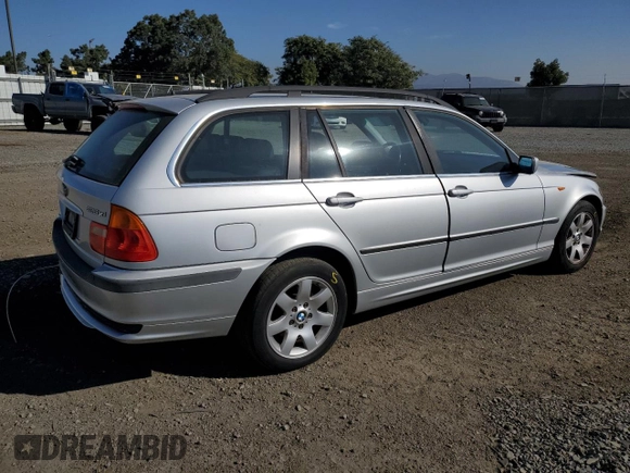 2004 BMW 3 Series 325xi with VIN WBAEP334X4PF04053, listed as a Copart auction lot 84766134 with 260,954 mi miles and Salvage Title. Bid and sale history available at carsss.com. Image 3.