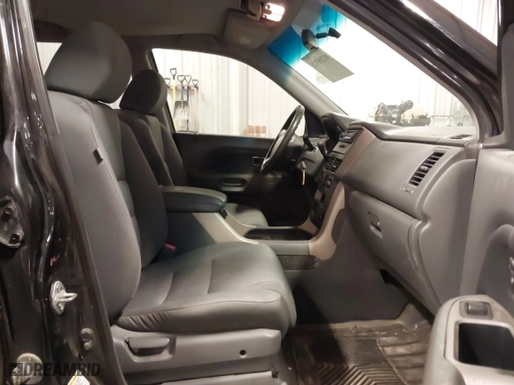 2007 Honda Pilot LX with VIN 5FNYF18117B009290, listed as a IAAI auction lot 41205310 with 150,081 mi miles. Bid and sale history available at carsss.com. Image 5.