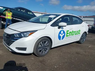 2024 Nissan Versa SV z VIN 3N1CN8EV9RL848415, wystawiony jako IAAI lot #42069381 z przebiegiem 36 904 mil mil oraz . Historia ofert i sprzedaży dostępna na DreamBid. Obrazek 2.