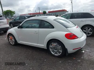 2013 Volkswagen Beetle 2.5L с VIN 3VWJP7AT8DM666427, выставлен на аукционе IAAI как лот 42351089 с пробегом 121 659 миль миль и . История ставок и продаж доступна на DreamBid. Изображение 15.