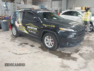 2015 Jeep Cherokee Latitude z VIN 1C4PJMCBXFW588169, wystawiony jako IAAI lot #42352710 z przebiegiem 175 650 mil mil oraz . Historia ofert i sprzedaży dostępna na DreamBid. Obrazek 1.