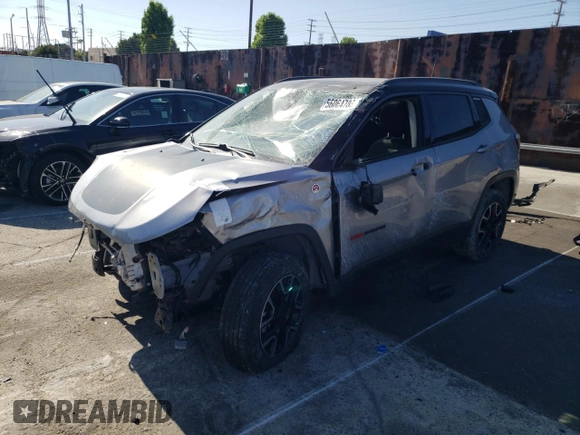 2019 Jeep Compass Trailhawk z VIN 3C4NJDDB7KT661987, wystawiony jako Copart lot #56064785 z przebiegiem Nie podano mil oraz Szkoda całkowita • Salvage title. Historia ofert i sprzedaży dostępna na DreamBid. Obrazek 1.