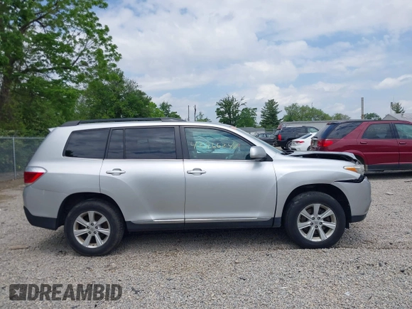 2013 Toyota Highlander z VIN 5TDZK3EH0DS127237, wystawiony jako IAAI lot #42266241 z przebiegiem 241 582 mil mil oraz . Historia ofert i sprzedaży dostępna na DreamBid. Obrazek 13.