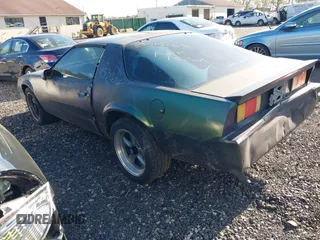 1987 Chevrolet Camaro z VIN 1G1FP21H9HN123969, wystawiony jako IAAI lot #42136912 z przebiegiem 97 026 mil mil oraz . Historia ofert i sprzedaży dostępna na DreamBid. Obrazek 3.