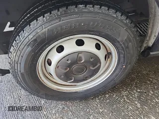 2019 Ford Transit z VIN 1FTYE1YM8KKB40189, wystawiony jako IAAI lot #42763040 z przebiegiem 193 036 mil mil oraz . Historia ofert i sprzedaży dostępna na DreamBid. Obrazek 52.