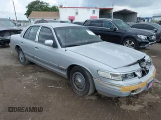 1993 Mercury Grand Marquis GS z VIN 2MELM74W0PX671008, wystawiony jako IAAI lot #42388692 z przebiegiem 66 544 mil mil oraz . Historia ofert i sprzedaży dostępna na DreamBid. Obrazek 1.