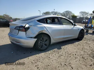 2018 Tesla Model 3 Long Range Battery z VIN 5YJ3E1EB7JF065140, wystawiony jako Copart lot #51916035 z przebiegiem 110 709 mil mil oraz Szkody całkowita. Historia ofert i sprzedaży dostępna na DreamBid. Obrazek 3.
