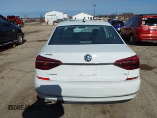 2017 Volkswagen Passat S z VIN 1VWAT7A39HC070407, wystawiony jako IAAI lot #41529297 z przebiegiem 99 427 mil mil oraz . Historia ofert i sprzedaży dostępna na DreamBid. Obrazek 16.
