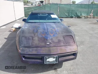 1988 Chevrolet Corvette z VIN 1G1YY3187J5105925, wystawiony jako IAAI lot #42358878 z przebiegiem 204 801 mil mil oraz . Historia ofert i sprzedaży dostępna na DreamBid. Obrazek 6.