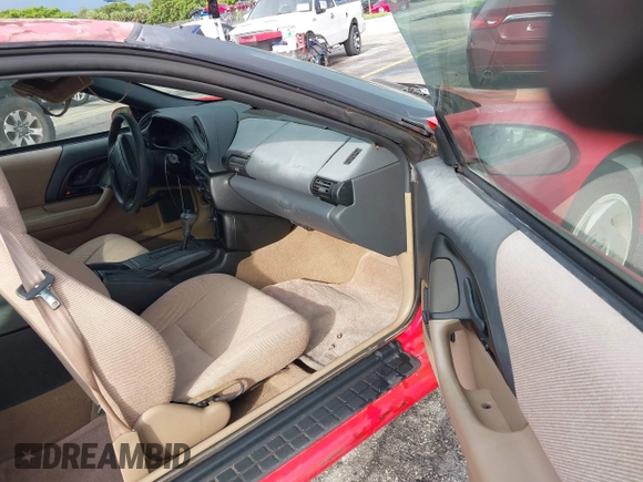 1995 Chevrolet Camaro z VIN 2G1FP22S2S2160911, wystawiony jako IAAI lot #42413545 z przebiegiem 32 767 mil mil oraz . Historia ofert i sprzedaży dostępna na DreamBid. Obrazek 5.