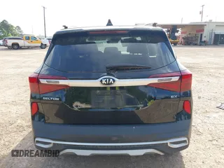 2021 Kia Seltos EX with VIN KNDERCAAXM7228380, listed as a IAAI auction lot 42015912 with 61,612 mi miles. Bid and sale history available at carsss.com. Image 17.